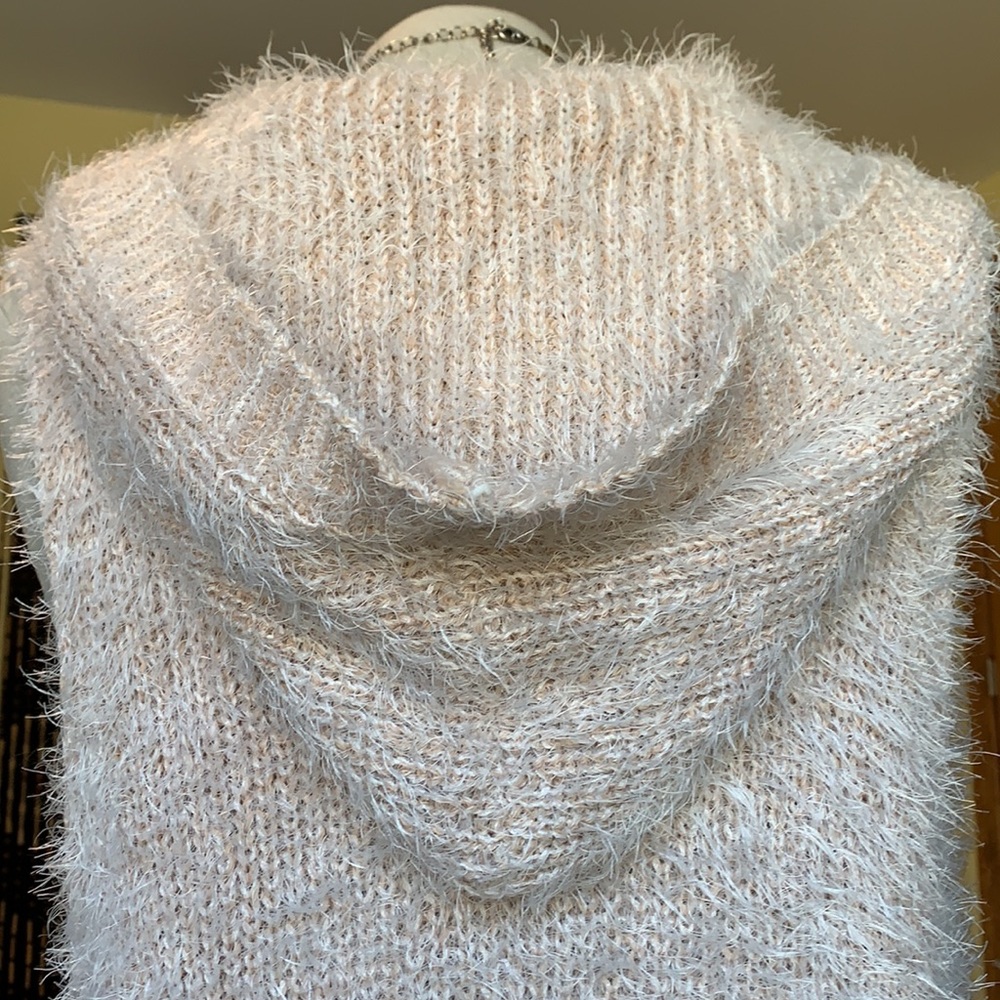 Women’s soft pink shag fur vest with hood. - Picture 6 of 9